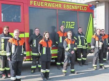 Richard Dumsky (l.) sowie (v. r.) Dritter Bürgermeister Anton Schatz, Sebastian Dorsch und Tobias Walter (stellvertretender Kommandant FFW Ebensfeld) gratulierten den jungen Frauen und Männern zur bestandenen Maschinisten-Prüfung.