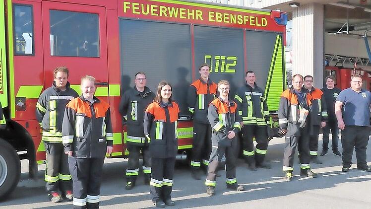 Richard Dumsky (l.) sowie (v. r.) Dritter Bürgermeister Anton Schatz, Sebastian Dorsch und Tobias Walter (stellvertretender Kommandant FFW Ebensfeld) gratulierten den jungen Frauen und Männern zur bestandenen Maschinisten-Prüfung.