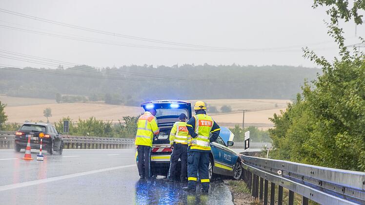 Polizeiauto total beschädigt: Einsatzfahrt endet in Leitplanke