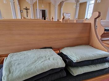 Wärmende Decken können von zu Hause zum Gottesdienst mitgebracht werden.