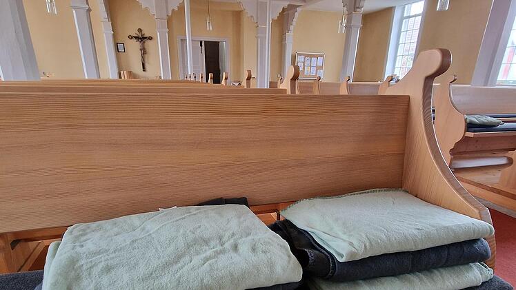 Wärmende Decken können von zu Hause zum Gottesdienst mitgebracht werden.