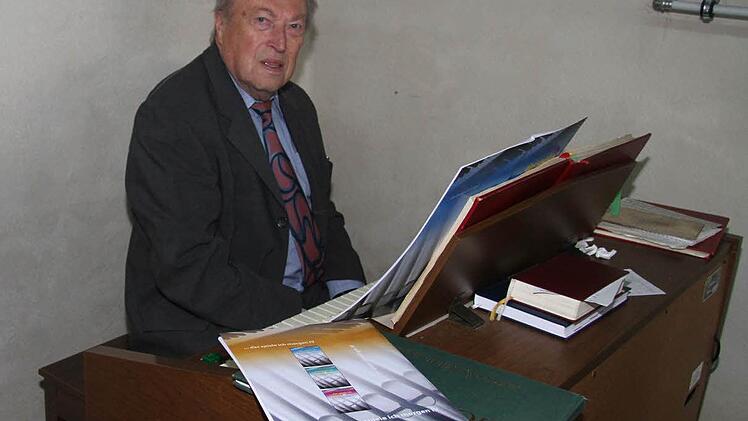 Otmar Föhr spielte in der alten Fabrikhalle die Orgel.