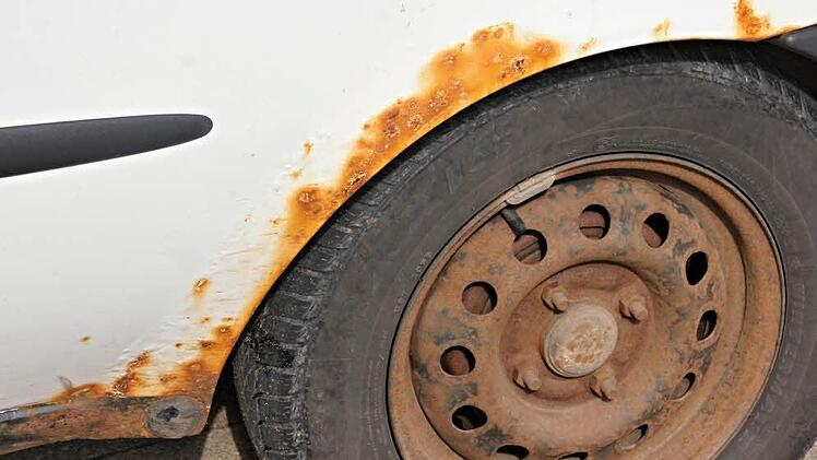 "Bis das der TÜV uns scheidet." Dieser Ausspruch trifft für das alte Fahrzeug des Untermerzbacher Wasserwartes zu, da der Rost offensichtlich auf tragende Teile übergegriffen hat. Foto: Helmut Will