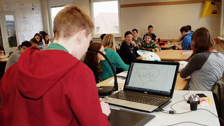 Auch im Deutschunterricht von Studienrätin Christina Weisenseel war die digitale Ausstattung des Klassenzimmers bei der Bearbeitung des Themas "Liebe" für die Schüler einer 9. Klasse sehr hilfreich.