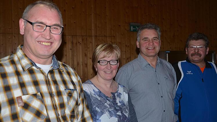 Manfred Spahn (30 Jahre), Annette Reuter (25) und Edwin Spahn (30, v. l.) wurden für ihre langjährige Treue zum Sportkegelklub "Germania" vom Vorsitzenden Harald Reuter geehrt.Foto: Jana Keul