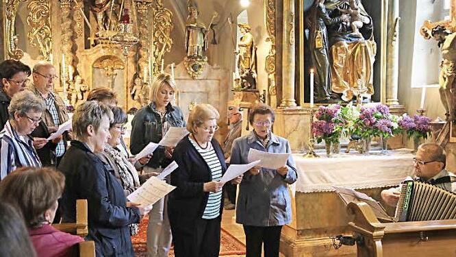 Die Singgruppe des Gesangvereins Liederkranz Leutenbach mit Igor Lamprecht am Akkordeon.  Foto: Franz Galster