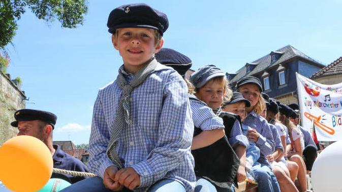 Das gibt es nur beim Kinderfestzug: Auf einem Floß durch Kronachs Straßen schippern. Foto: Archiv/Barbara Herbst