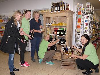 Beste Stimmung: Das Damenteam im Itzgrundmarkt will im kommenden Jahr noch mehr regionale Produkte ins Sortiment bringen - Wein, Honigprodukte und Schnäpse gibt es aber schon jetzt. Von links: Andrea Khayat-Salameh, Daniela Marx, Nina Liebermann, Ingrid Schramm und Saskia Meßbacher.Berthold Köhler