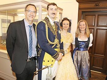 Die Sonderausstellung "Typisch British, very deutsch. Victoria & Albert als Kulturvermittler" wurde am Sonntag durch Coburgs Dritten Bürgermeister Thomas Nowak in Anwesenheit von Albert und Victoria und Museumsleiterin Christine Spiller eröffnet.  Foto: Desombre