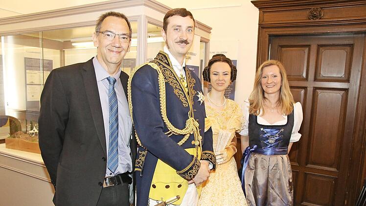 Die Sonderausstellung "Typisch British, very deutsch. Victoria & Albert als Kulturvermittler" wurde am Sonntag durch Coburgs Dritten Bürgermeister Thomas Nowak in Anwesenheit von Albert und Victoria und Museumsleiterin Christine Spiller eröffnet.  Foto: Desombre