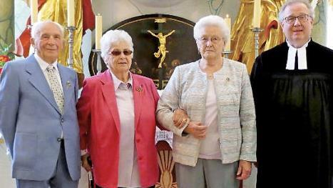 Kronjuwelen-Konfirmation und damit den 75. Jahrestag ihrer Erstkonfirmation begingen in der Trebgaster Johanneskirche (von links) Manfred Ködel, Marga Schütz und Luise Kolb, mit im Bild Pfarrer Peter Ahrens.  Foto: Dieter Hübner