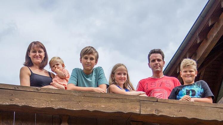 Iris und Peter Mager mit ihren Kindern Vince, Julian, Milena und Noah