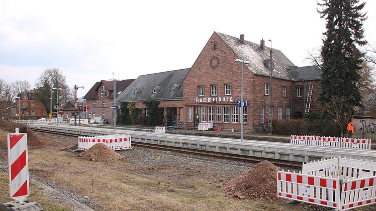 Als Ersatz für das bisherige Stellwerk im Hammelburger Bahnhof soll auf der anderen Seite der Bahnschienen (vorne im Bild) ein neues Stellwerk in Modul-Bauweise errichtet werden. Nähere Angaben zur Besetzung machte die Bahn bislang nicht.