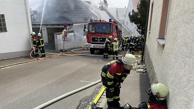 Starke Rauchentwicklung: Flammen schlagen aus Dachstuhl