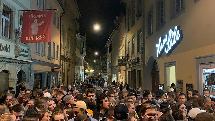 Live-Club Bamberg: Vor dem Eingang war dichtes Gedränge.