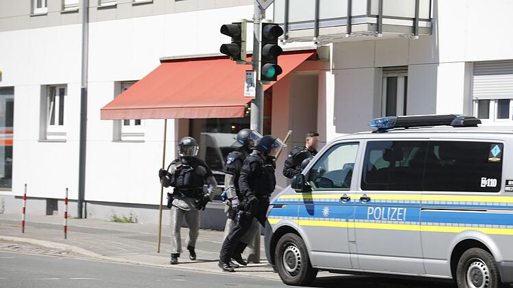Polizeieinsatz in N&uuml;rnberg: Verletzter gefunden - Fahndung l&auml;uft aktuell