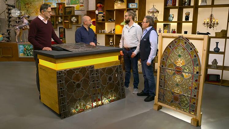 Kirchenfenster aus Bleiglas und Eisen aus einer Zeitspanne von 1861 bis 1900 wollten Michael und sein Sohn Simon verkaufen.