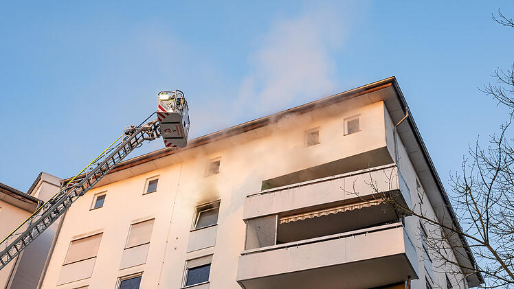 Zimmerbrand im 7. Obergeschoss: 51-j&auml;hrige Frau leblos aus Wohnung gerettet und reanimiert