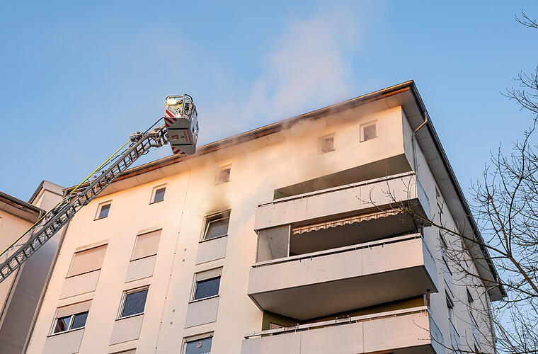 Bamberg: Feuerwehr rettet Frau bei Wohnungsbrand und reanimiert sie