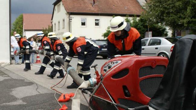 Warum übt die Feuerwehr? Damit im Ernstfall alle Griffe sitzen, auch wenn das Adrenalin hochschießt, oder auch Dunkelheit die Arbeit erschwert. Foto: sw