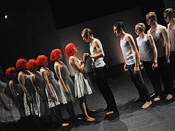 "Tristan und Isolde": Der Jugendclub des Landestheaters beeindruckt in der Reithalle mit seiner Deutung der tragisch endenden Liebesgeschichte. Foto: Andrea Kremper