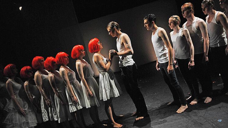 "Tristan und Isolde": Der Jugendclub des Landestheaters beeindruckt in der Reithalle mit seiner Deutung der tragisch endenden Liebesgeschichte. Foto: Andrea Kremper