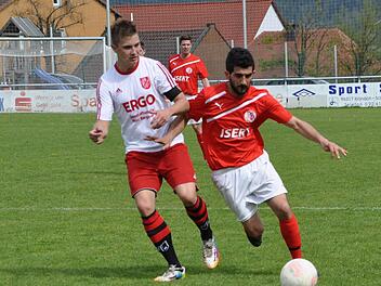 Die SG Roth-Main war neben dem FC Burgkunstadt II die erste Mannschaft von außerhalb des Landkreises in der Kreisliga Kronach und erwies sich hier als Bereicherung. Auch in der Saison 2015/16 wird es wieder zu Duellen gegen den VfR Johannisthal (weiße Trikots) kommen. Foto: Archiv/Herbert Kalb