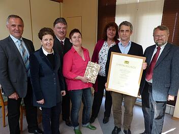 Die Gartenbau-Bezirksvorsitzende Gudrun Brendel-Fischer überreichte die Ehrenurkunde für den zweiten Preis im Friedhofswettbewerb des Landkreises Kulmbach an den Buchauer Pfarrer Ulrich Jobst und die Gartenbauvorsitzende Edith Müller. Foto: Klaus-Peter Wulf