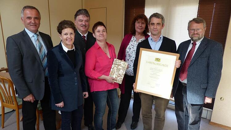 Die Gartenbau-Bezirksvorsitzende Gudrun Brendel-Fischer überreichte die Ehrenurkunde für den zweiten Preis im Friedhofswettbewerb des Landkreises Kulmbach an den Buchauer Pfarrer Ulrich Jobst und die Gartenbauvorsitzende Edith Müller. Foto: Klaus-Peter Wulf