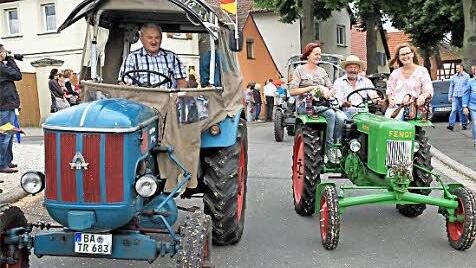 Super-Idee und ein echter Hingucker: Die Bulldog-Oldtimerparade als Schlusspunkt des Festzuges rief bei den Zuschauern große Begeisterung hervor.