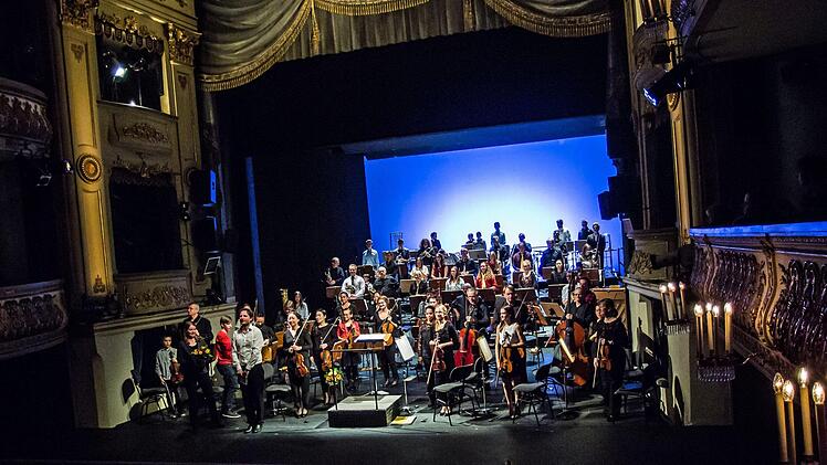 Der junge Tenor Lars Tappert war der umjubelte Solist beim Mitmachkonzert im Landestheater Coburg. Profis des Philharmonischen Orchesters musizierten dabei unter der Leitung von Dominik Tremel gemeinsam mit Schülern und Jugendlichen.Foto: Jochen Berger