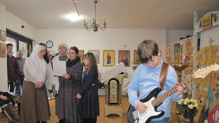 Nach dem Festgottesdienst gab es eine unterhaltsam gestaltete  Familienfeier in den orthodoxen Gemeinderäumen mit viel Musik,  Geschichten und Gedichten sowie internationalen kulinarischen  Spezialitäten. Viel Applaus gab es für Benjamin L. mit seiner  Elektrogitarre. Foto: Martin Koch