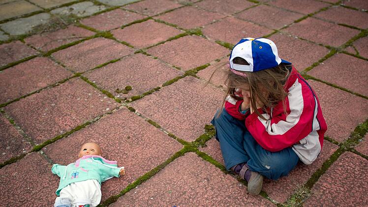 Ein P&auml;rchen hatte am Dienstagabend Sex auf einem Gehweg an einer Hauptverkehrsstra&szlig;e in N&uuml;rnberg. Die beiden T&auml;ter sind noch unbekannt. Symbolfoto: Patrick Pleul/dpa