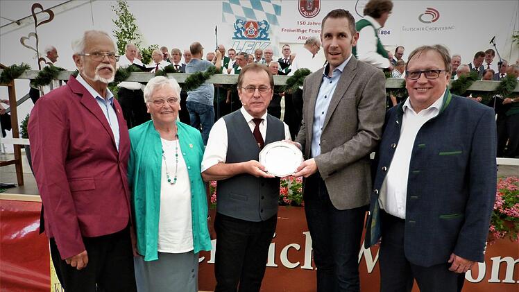 Alladorf. Ein beeindruckendes Bild die gemischten Chöre der Sängergruppe Thurnau-Kasendorf. Überreichung von Geschenken an den Jubelverein. Von links der Vorsitzende des Sängerkreises Bayreuth, Prof. Dr. Klaus Hoffmann, Gruppenvorsitzende Berthilde Zapf, Vorsitzender Erwin Schneider, Bürgermeister Martin Bernreuther und stellvertretender Landrat Dieter Schaar.