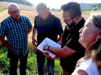 Wegen des geplanten Regenüberlaufbeckens begab sich der Gemeinderat am Montag zum vorgesehenen Standort.  Foto: Gerd Schaar