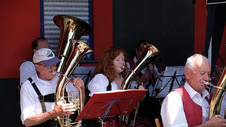 Den musikalischen Rahmen setzte die Diebacher Blaskapelle. Foto: Gerd Schaar