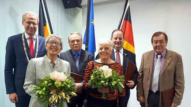 German Hacker zeichnete Helga Lang, Hermann Josef Conrads, Dagmar Wegmann, Peter Persin und Siegbert Sendner (v. l.) aus.     Foto: Richard S&auml;nger