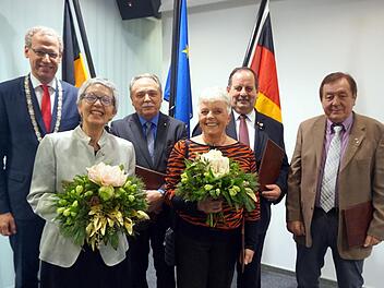 German Hacker zeichnete Helga Lang, Hermann Josef Conrads, Dagmar Wegmann, Peter Persin und Siegbert Sendner (v. l.) aus.     Foto: Richard Sänger