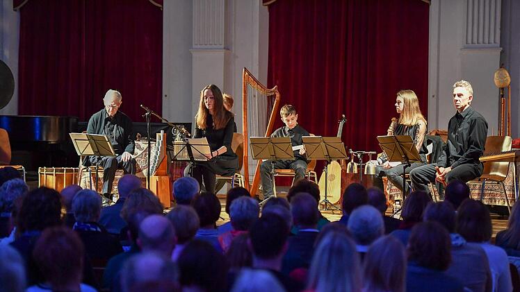 Tanja Kinkel (Zweite von links) mit der Capella Antiqua Bambergensis in der Aula des Franz-Ludwig-Gymnasiums Foto: Ronald Rinklef