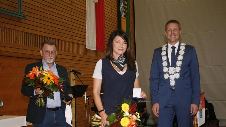 Für ihr sechs- beziehungsweise zwölfjähriges Wirken im Rödentaler Stadtrat zeichnete Bürgermeister Marco Steiner Cathrin Minderlein und Hans-Jürgen Lorke (von rechts) aus.  Foto: Martin Rebhan
