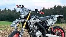 Diese auffällige Supermoto wurde gestohlen.