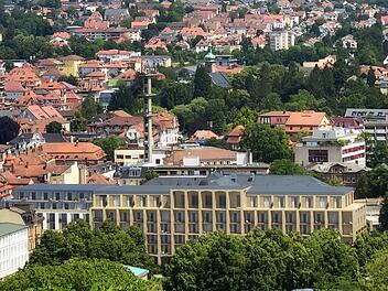 So soll das Kurparkresort  später einmal aussehen. In dem zentralen Gebäudeteil ist das Hotel geplant, in dem weißen Gebäudetrakt links daneben soll das Betreute Wohnen unterkommen.