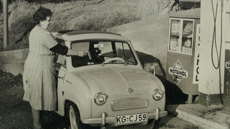 Franziska Seger an der Tankstelle in den 1950er Jahren. Repro: Christine Seger