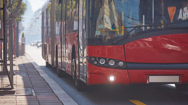 Betrunkener Mann belästigt Frau im Bus - kurz zuvor aus Haft entlassen