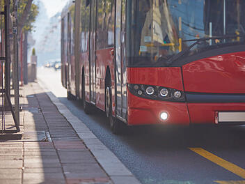 Mit dem Auto den Bus überholen – diese Regeln musst du kennen