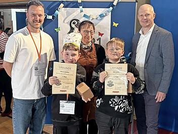 Marvin Stra&szlig;ner und Sam Lemke haben es schriftlich: Sie sind die besten Kopfrechner Oberfrankens. Ihnen gratulierten Franz B&uuml;ttner, Andrea Ritter und Ministerialbeauftragter Christoph Kasseckert.