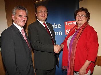 Die SPD schickt den Kronacher Kreisvorsitzenden   Ralf Pohl (Mitte) als Nachfolger der Landtagsabgeordneten Christa Steiger (rechts) ins Rennen. Der Kronacher Landrat Oswald Marr (links) tritt als Erststimmenkandidat für den Bezirkstag. Foto: Gerda Völk