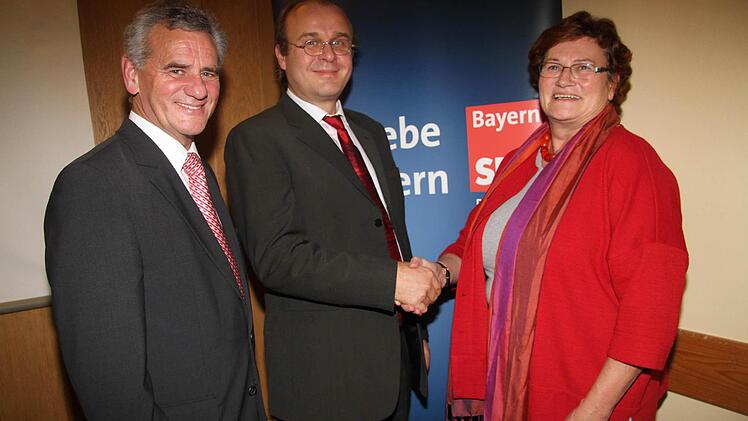 Die SPD schickt den Kronacher Kreisvorsitzenden   Ralf Pohl (Mitte) als Nachfolger der Landtagsabgeordneten Christa Steiger (rechts) ins Rennen. Der Kronacher Landrat Oswald Marr (links) tritt als Erststimmenkandidat für den Bezirkstag. Foto: Gerda Völk