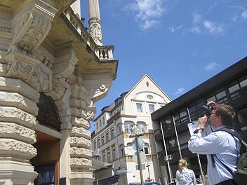 Am Kurgarten stoßen moderne und historische Architektur aufeinander. Bernhard Niethammer hältdie aktuelle Situation fest. Fotos: Thomas Mäuser