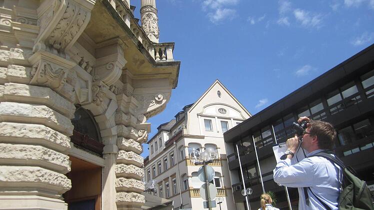 Am Kurgarten stoßen moderne und historische Architektur aufeinander. Bernhard Niethammer hältdie aktuelle Situation fest. Fotos: Thomas Mäuser